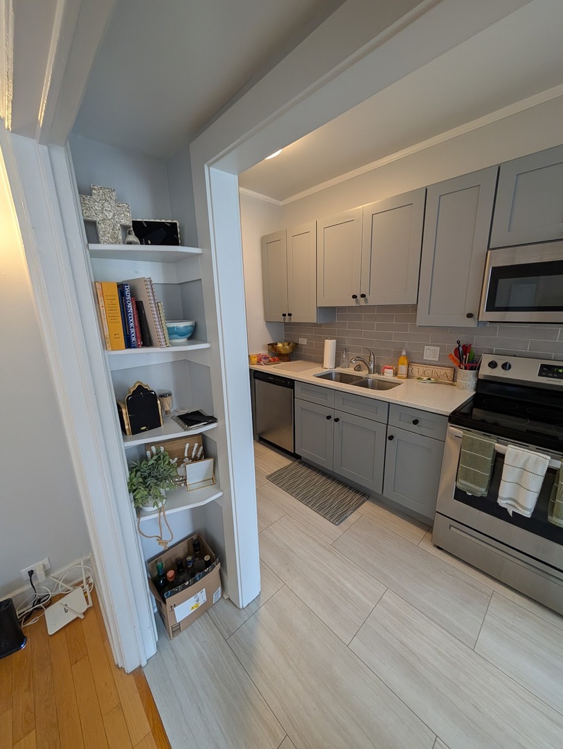 10 W Elm Street Unit: 902