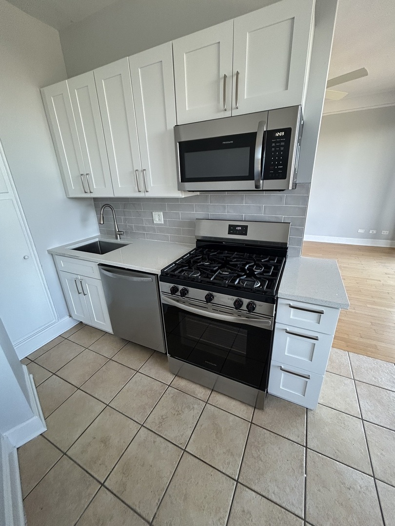 3330 N Lake Shore Drive Unit: 4B