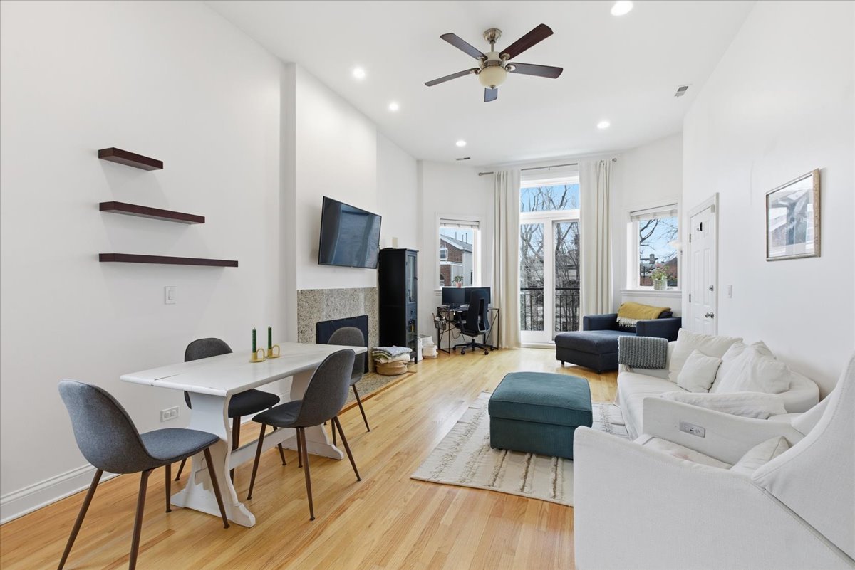 2038 W IOWA Street Unit: 3E