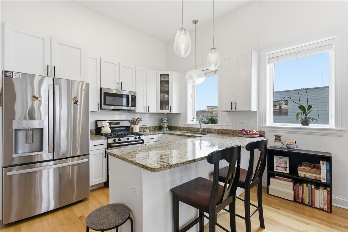 2038 W IOWA Street Unit: 3E