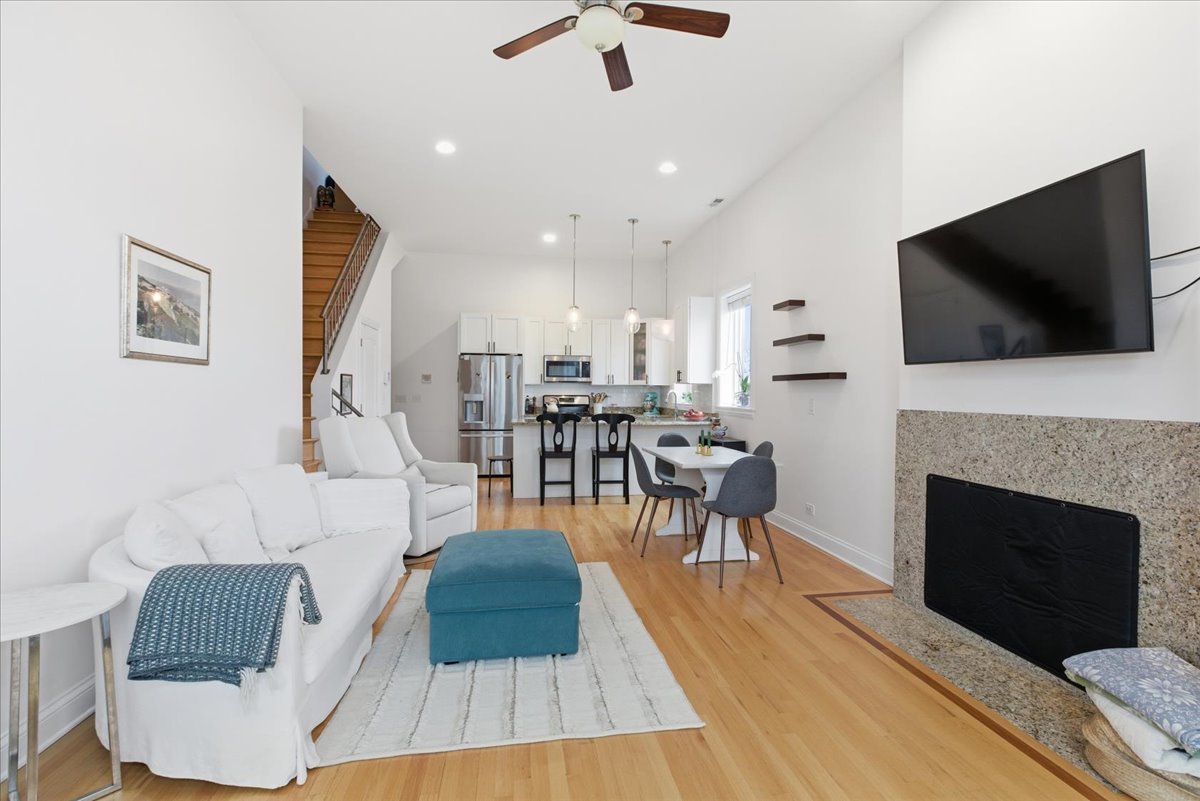 2038 W IOWA Street Unit: 3E