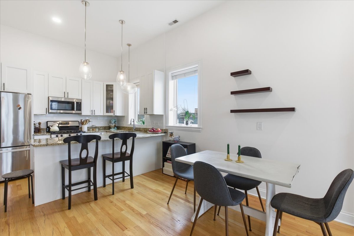 2038 W IOWA Street Unit: 3E