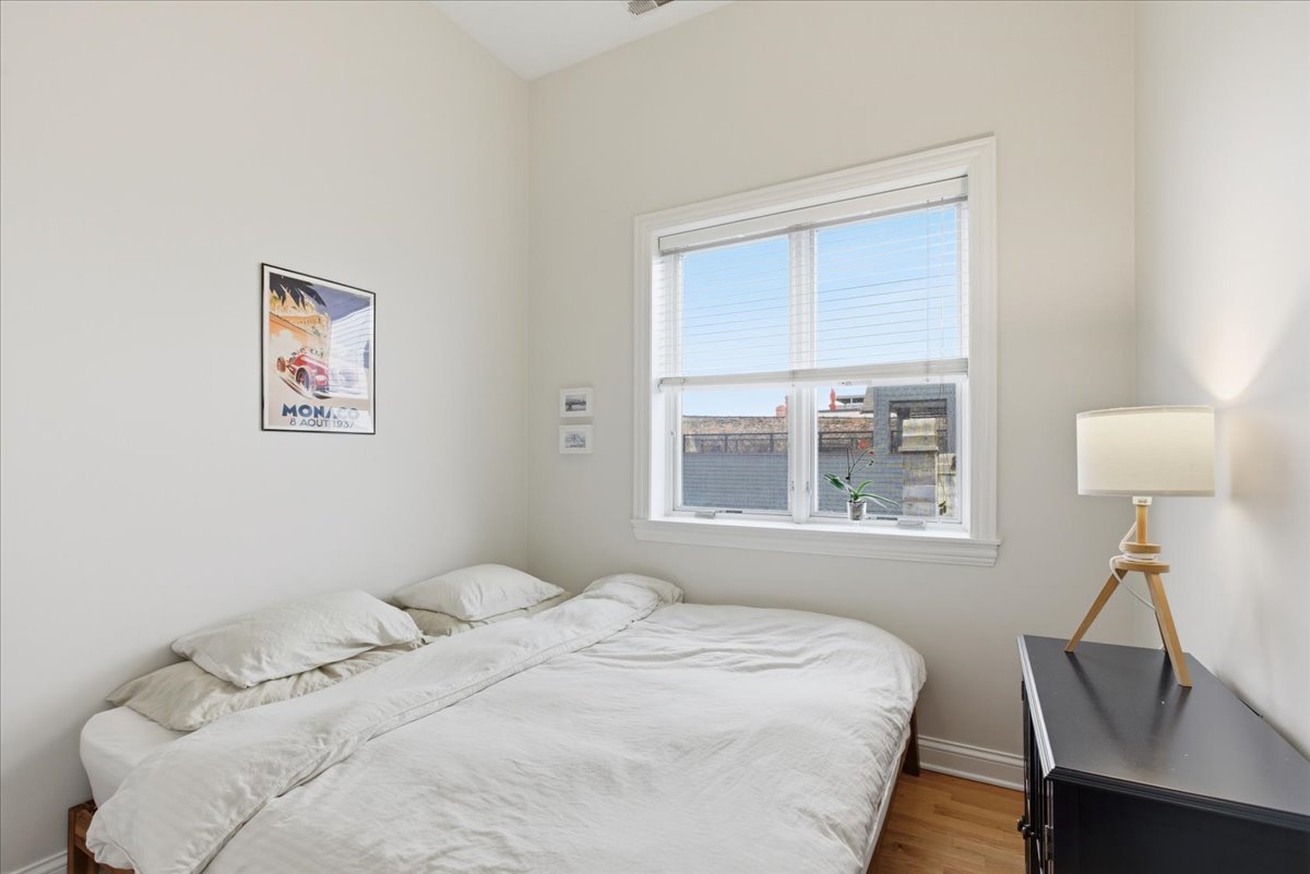 2038 W IOWA Street Unit: 3E