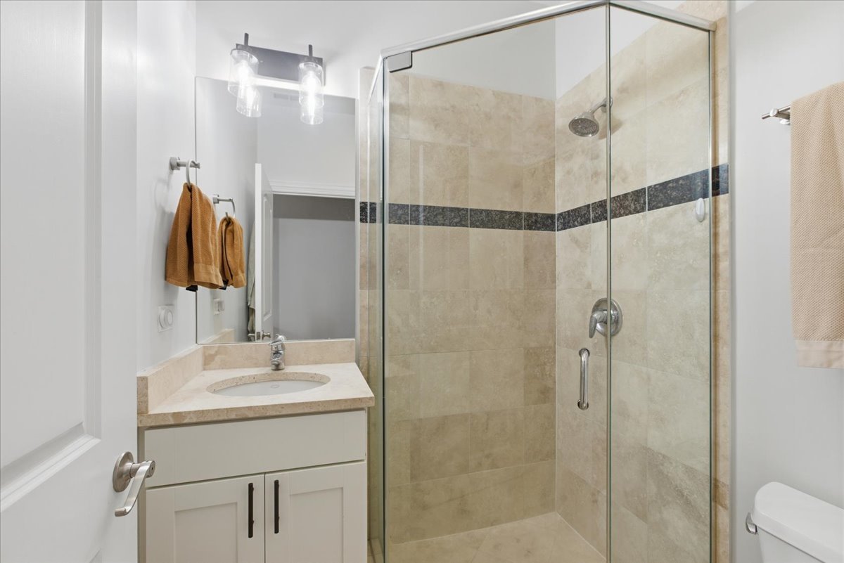 2038 W IOWA Street Unit: 3E