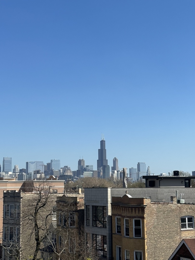 2038 W IOWA Street Unit: 3E