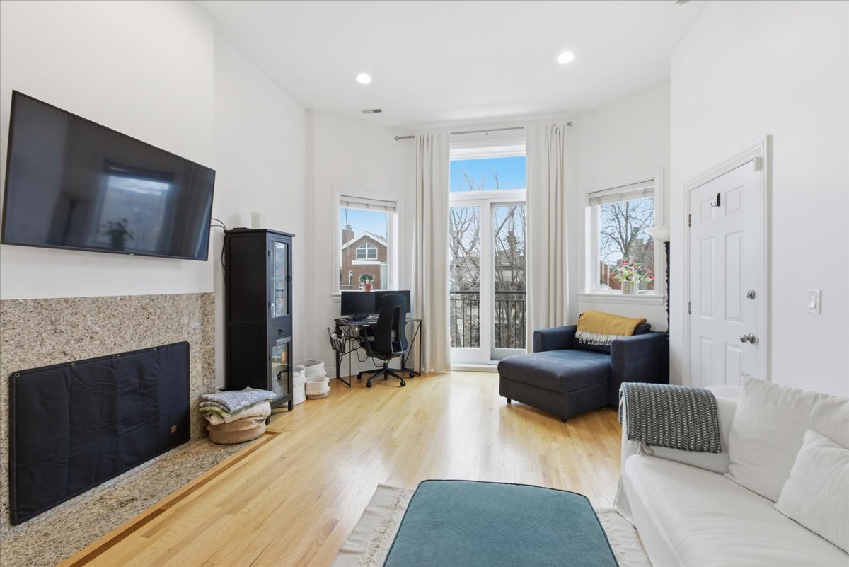 2038 W IOWA Street Unit: 3E