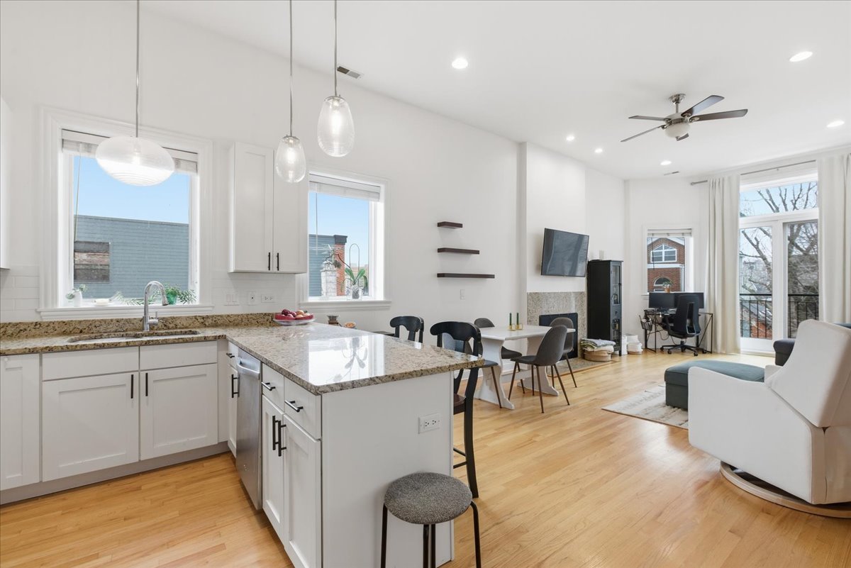 2038 W IOWA Street Unit: 3E