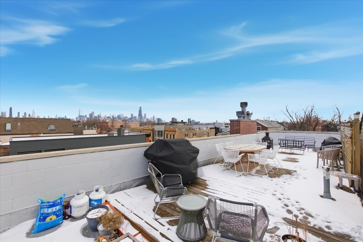 2038 W IOWA Street Unit: 3E