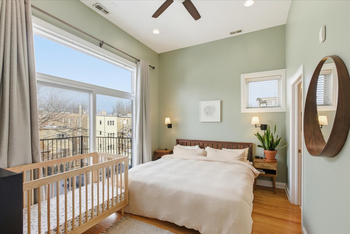 2038 W IOWA Street Unit: 3E