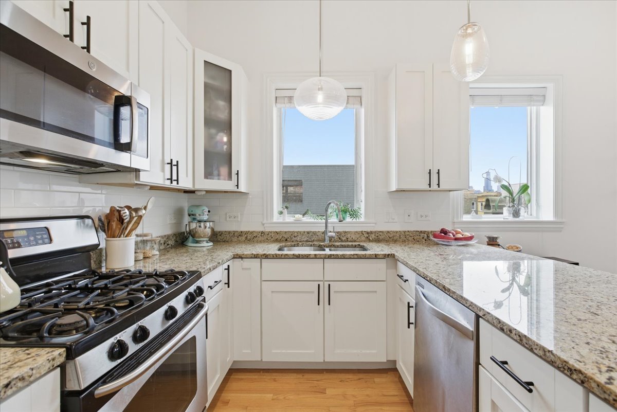 2038 W IOWA Street Unit: 3E