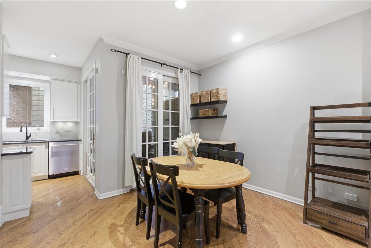 2140 N Winchester Avenue Unit: 10