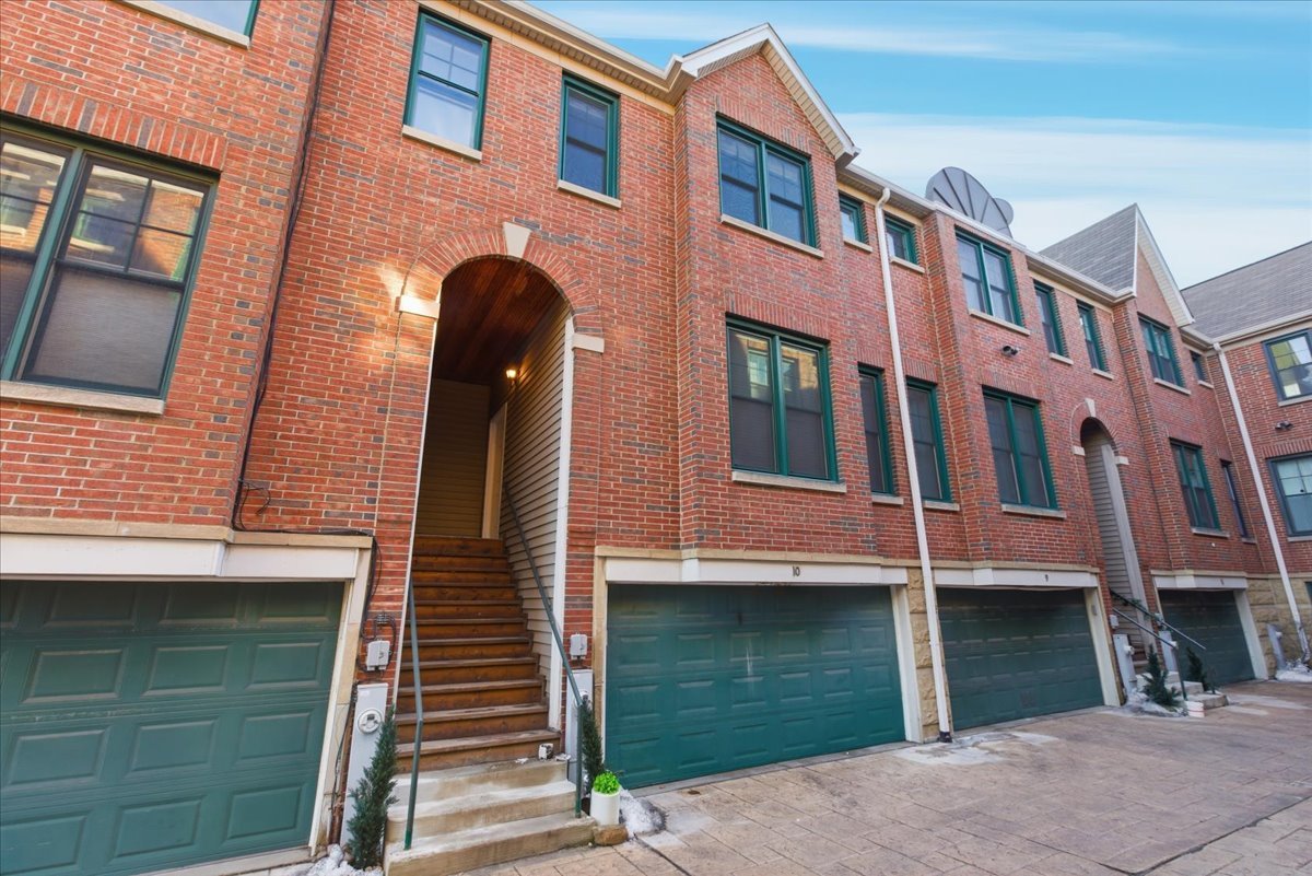 2140 N Winchester Avenue Unit: 10