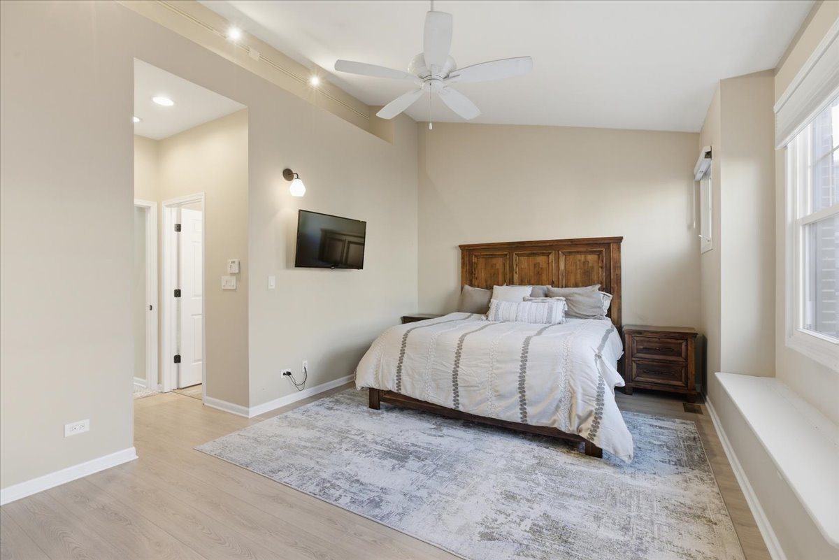 2140 N Winchester Avenue Unit: 10