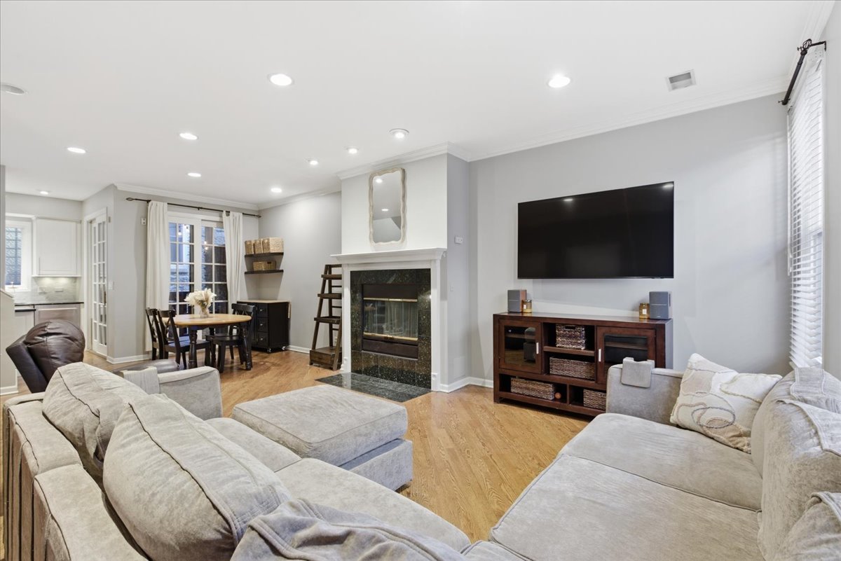 2140 N Winchester Avenue Unit: 10