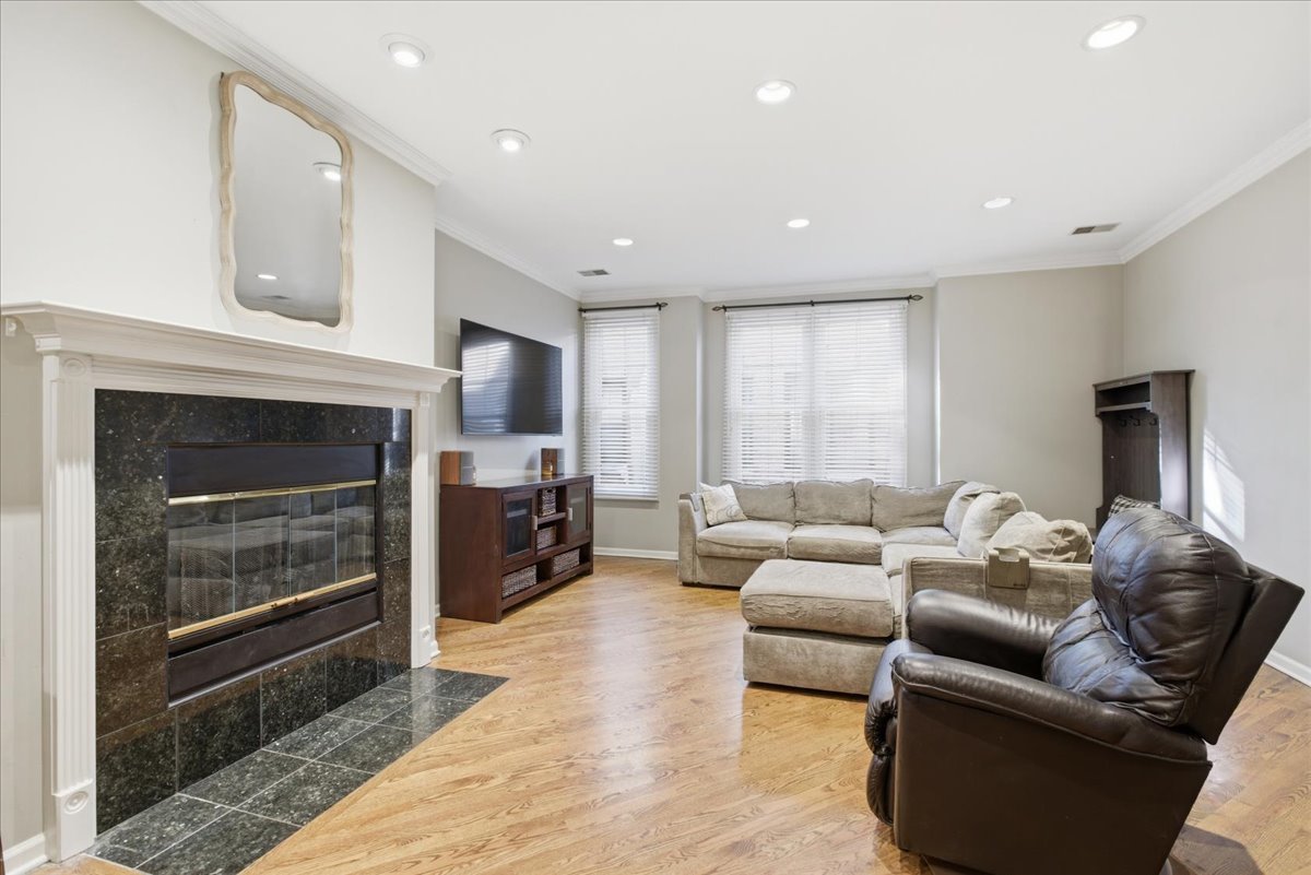 2140 N Winchester Avenue Unit: 10