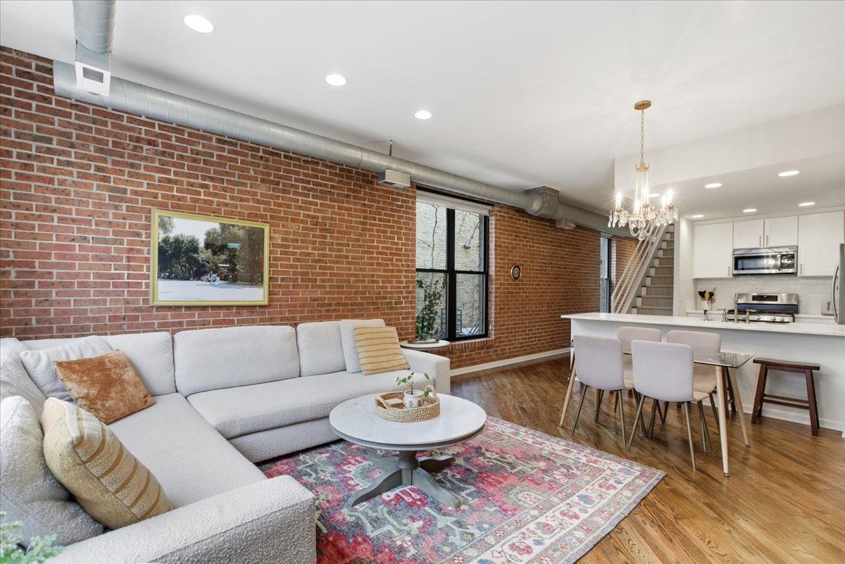 2943 N Lincoln Avenue Unit: 208