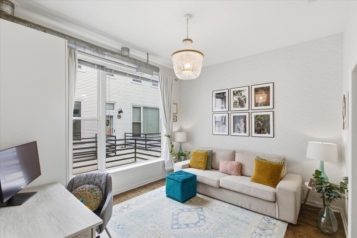 2943 N Lincoln Avenue Unit: 208