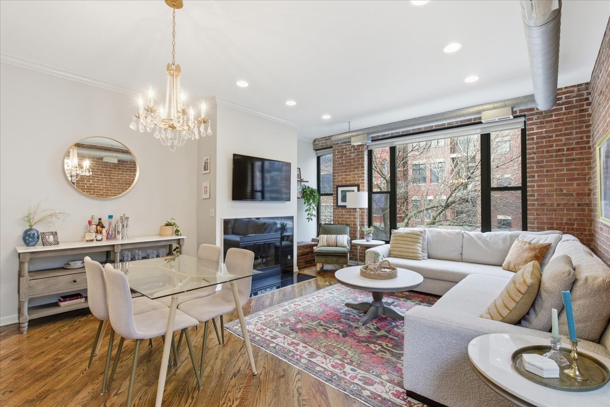 2943 N Lincoln Avenue Unit: 208