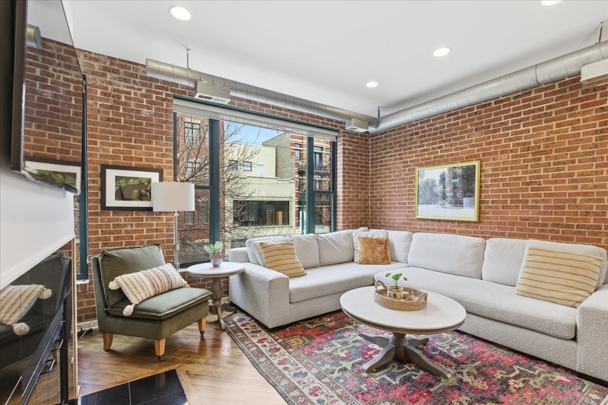 2943 N Lincoln Avenue Unit: 208