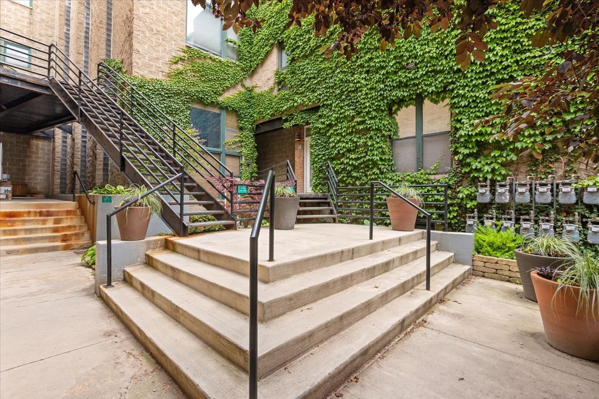 2943 N Lincoln Avenue Unit: 208