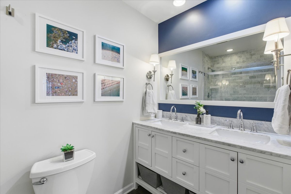 2943 N Lincoln Avenue Unit: 208