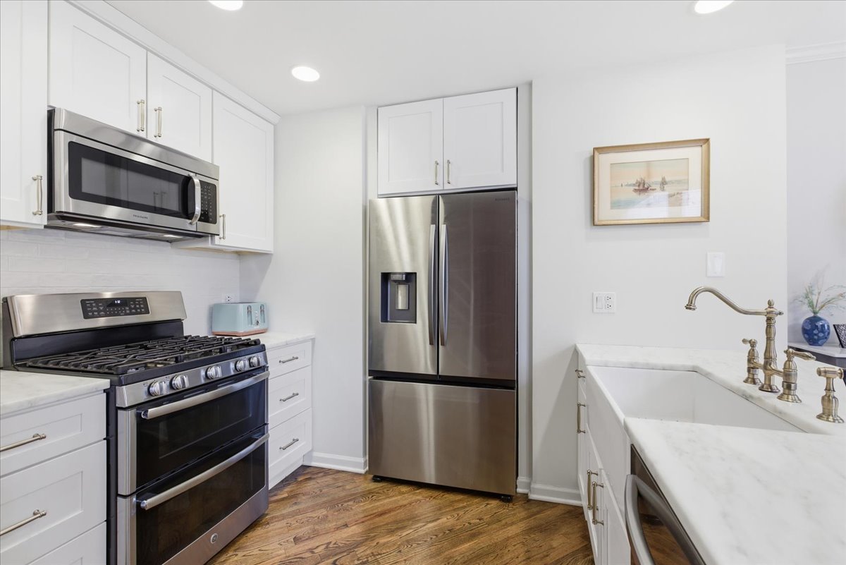 2943 N Lincoln Avenue Unit: 208