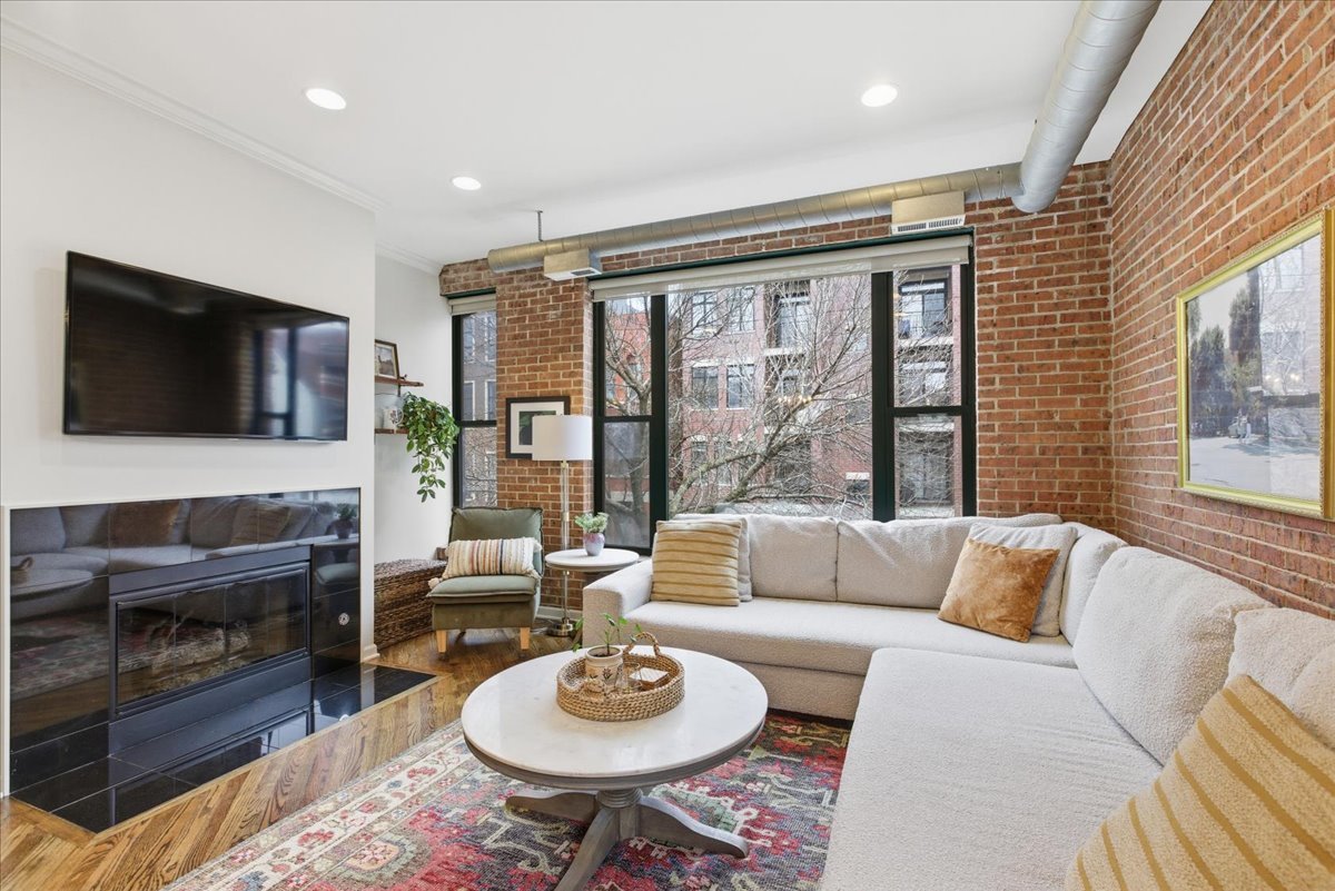 2943 N Lincoln Avenue Unit: 208