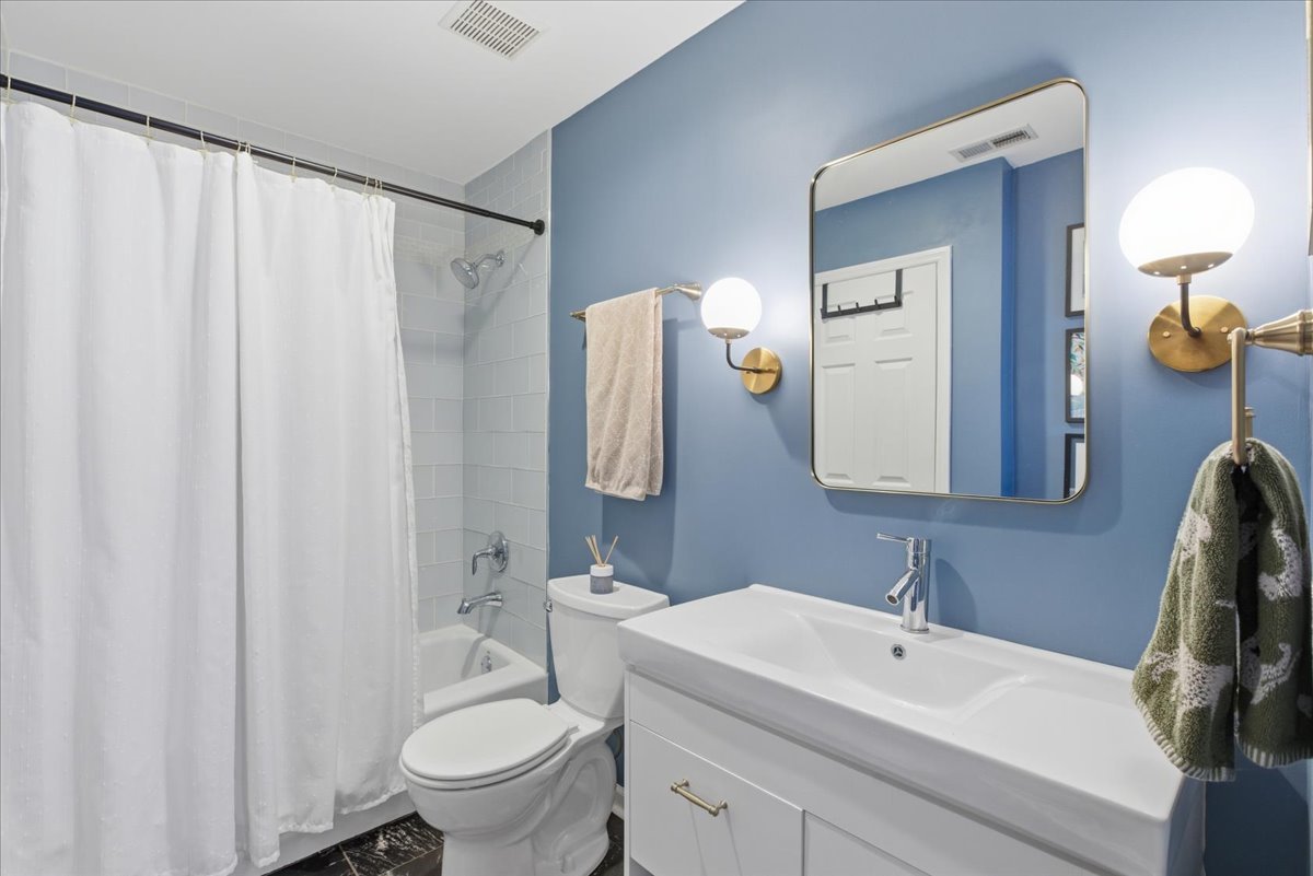 2943 N Lincoln Avenue Unit: 208