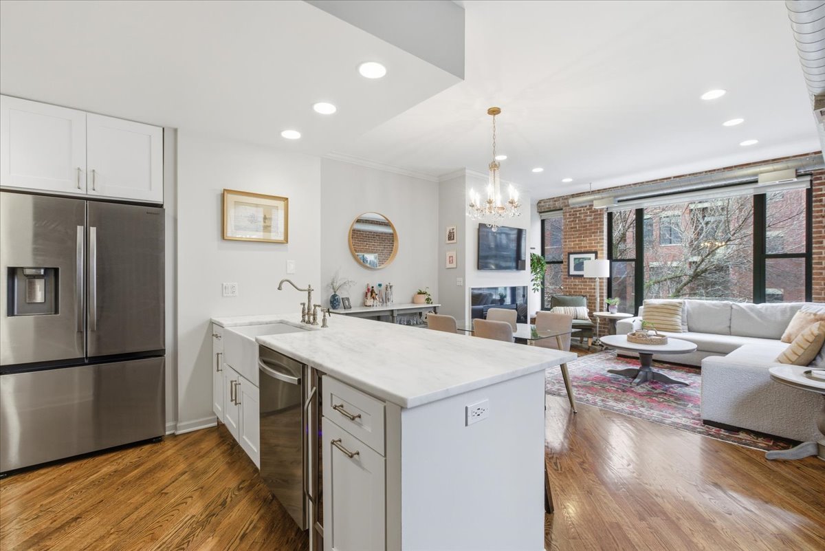 2943 N Lincoln Avenue Unit: 208