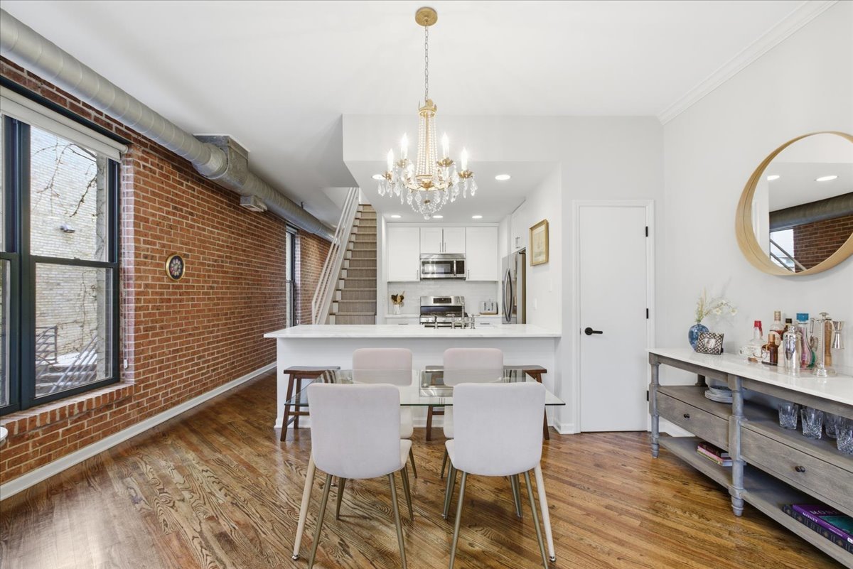 2943 N Lincoln Avenue Unit: 208