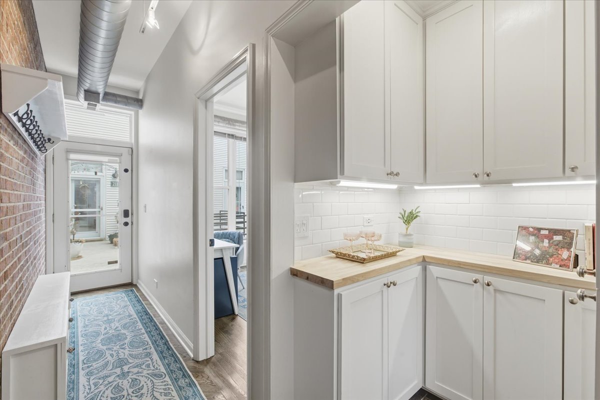 2943 N Lincoln Avenue Unit: 208