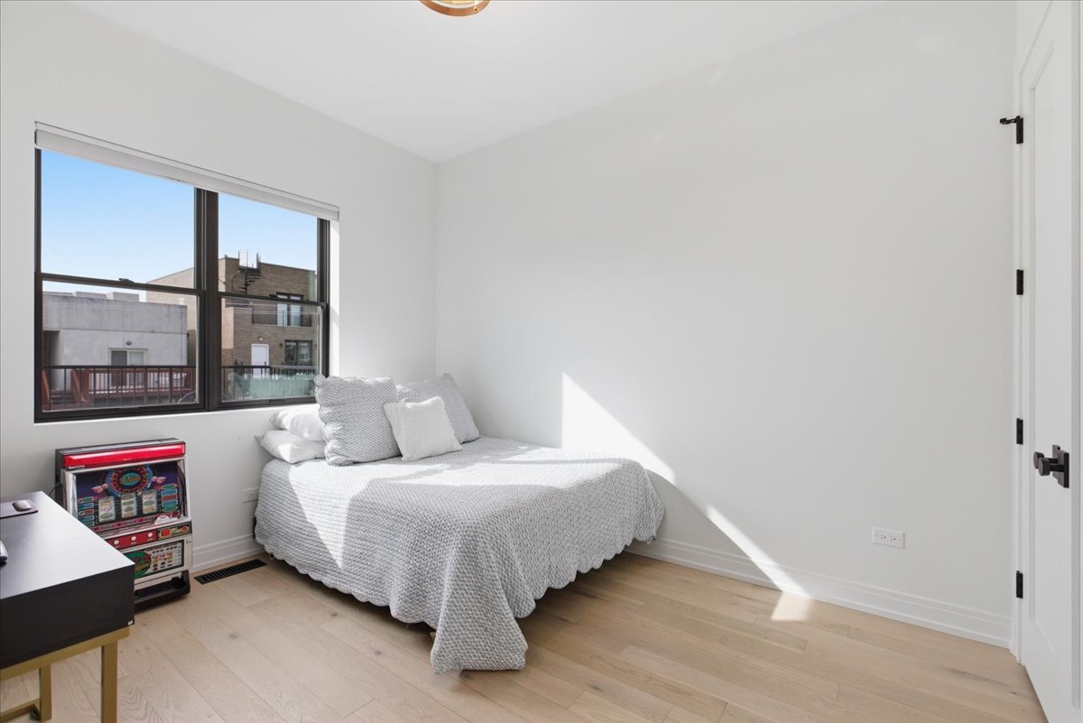 1244 N Greenview Avenue Unit: 2