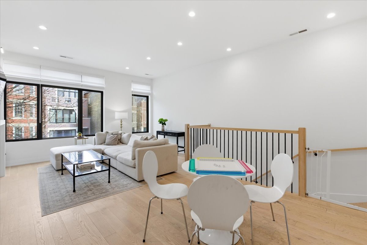 1244 N Greenview Avenue Unit: 2