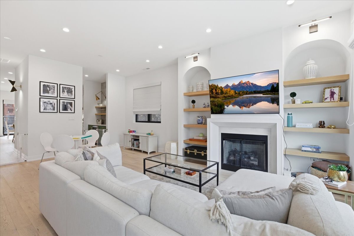 1244 N Greenview Avenue Unit: 2