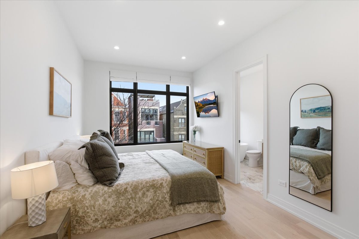 1244 N Greenview Avenue Unit: 2