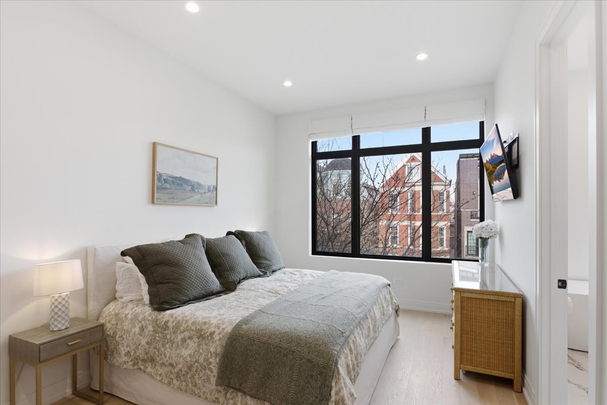 1244 N Greenview Avenue Unit: 2