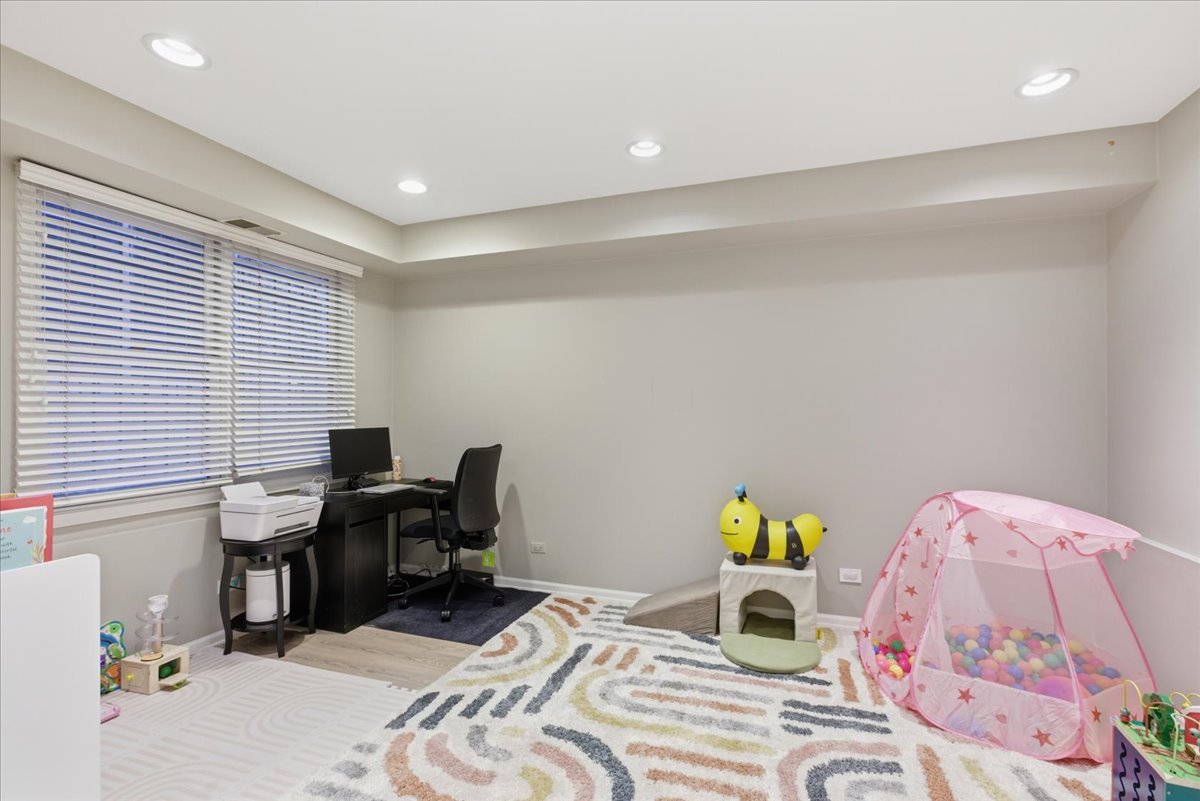 2140 N Winchester Avenue Unit: 10