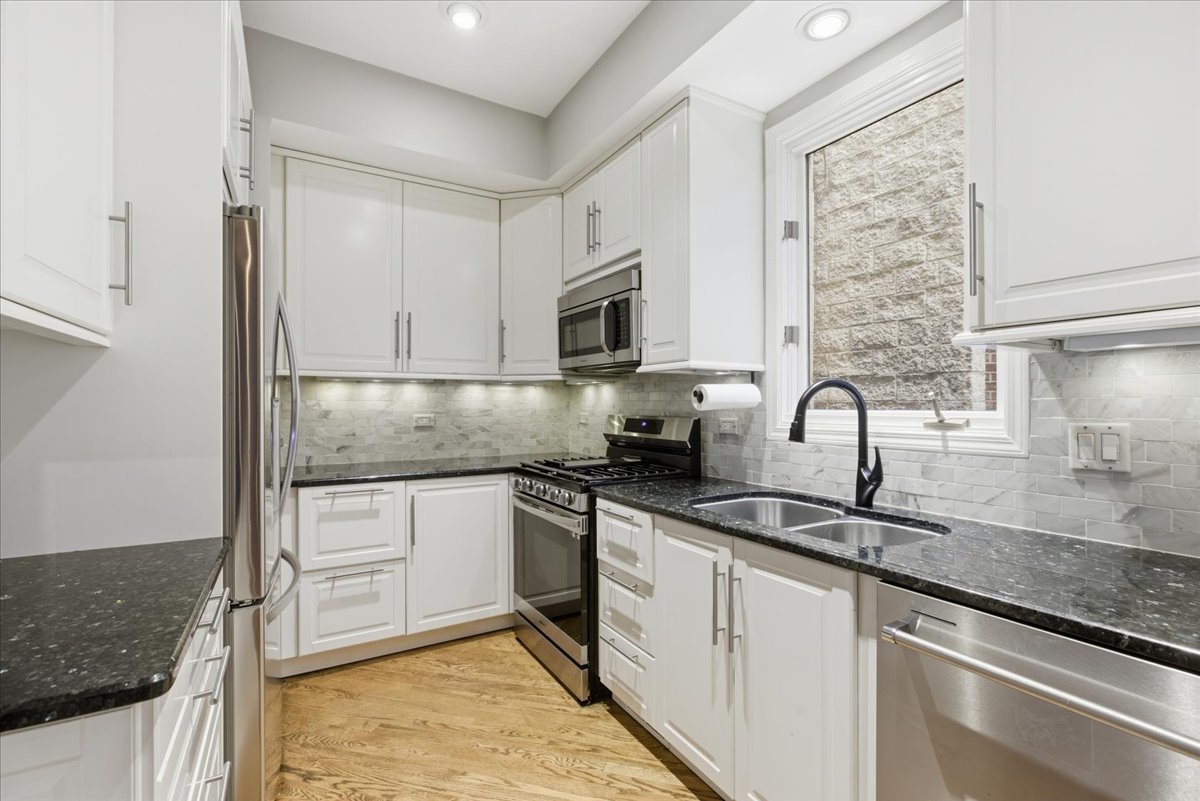 2140 N Winchester Avenue Unit: 10