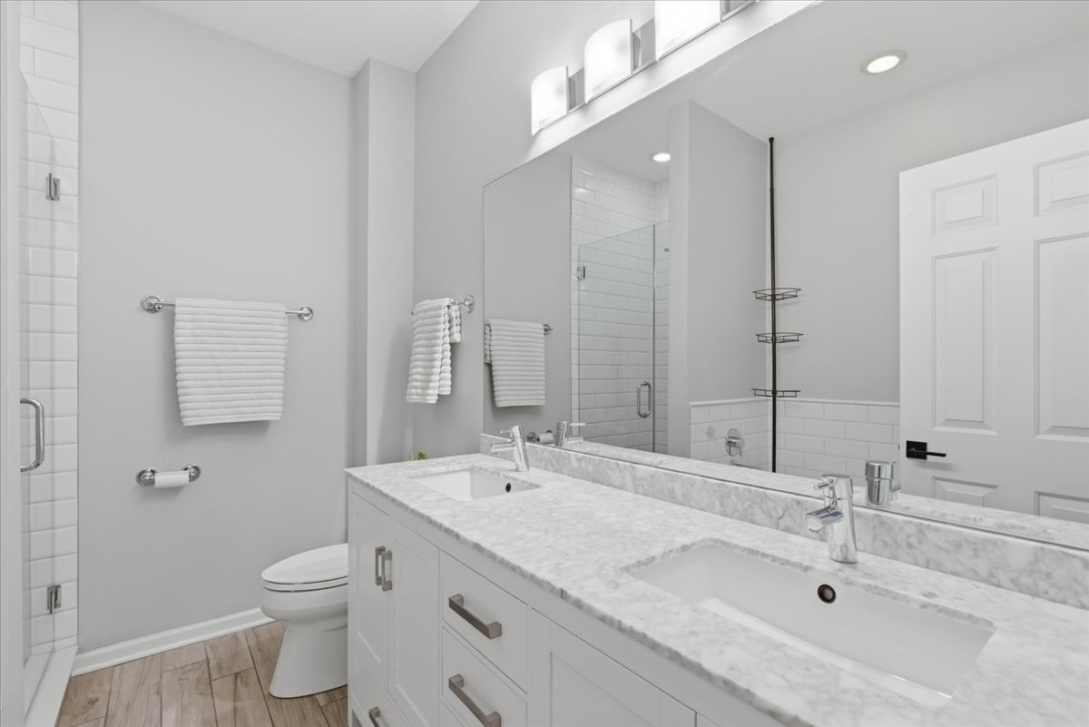 2140 N Winchester Avenue Unit: 10