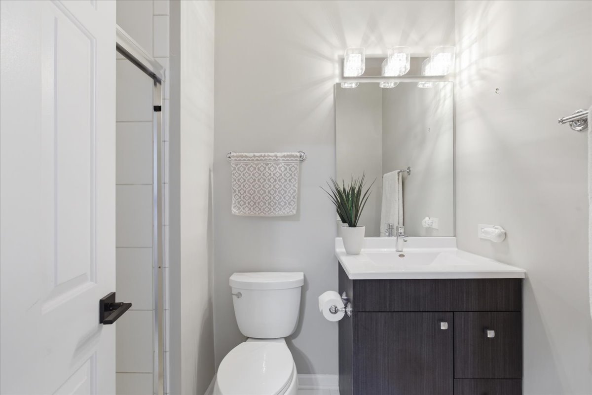 2140 N Winchester Avenue Unit: 10