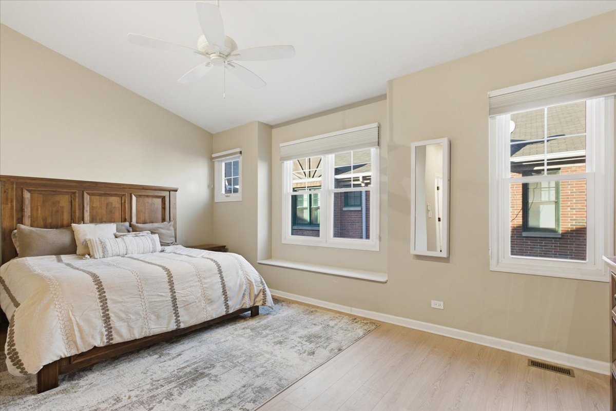 2140 N Winchester Avenue Unit: 10