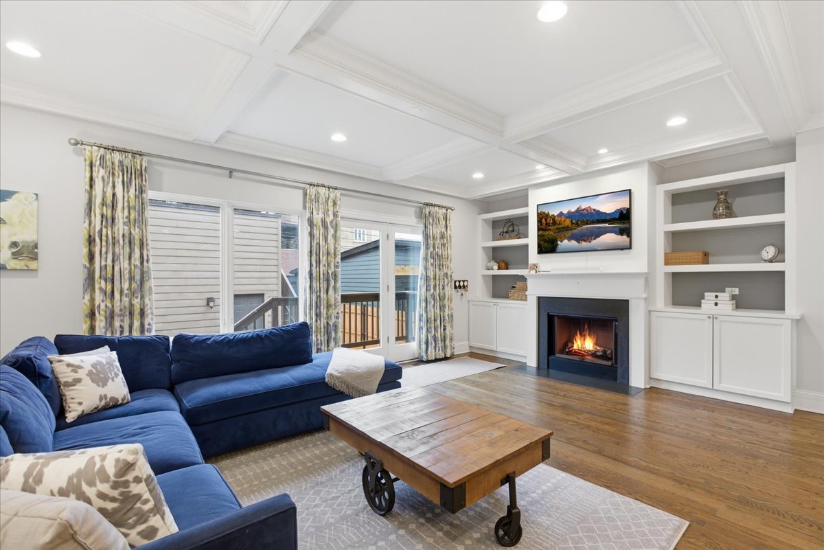 2733 W Agatite Avenue