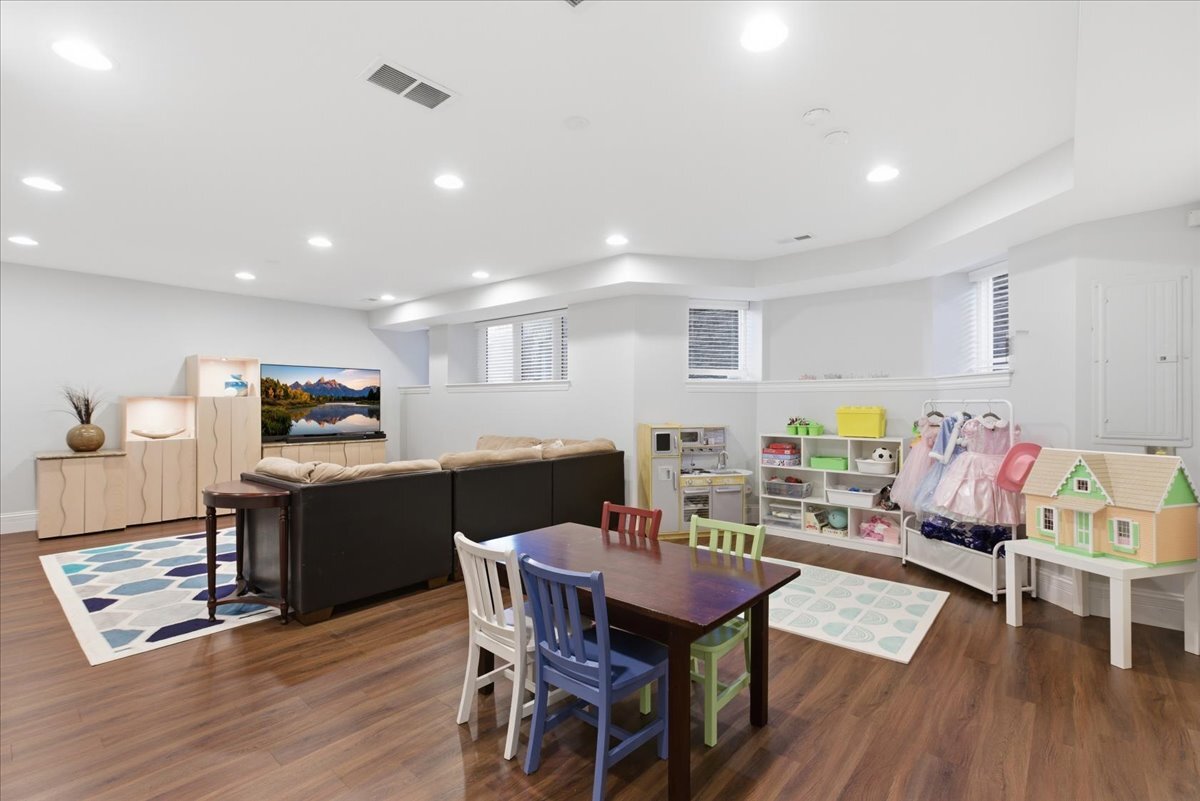 2733 W Agatite Avenue