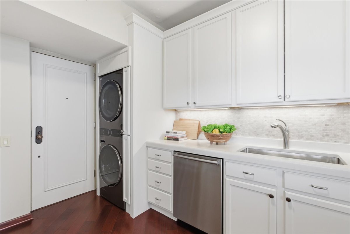 1000 N LAKE SHORE Plaza Unit: 30C