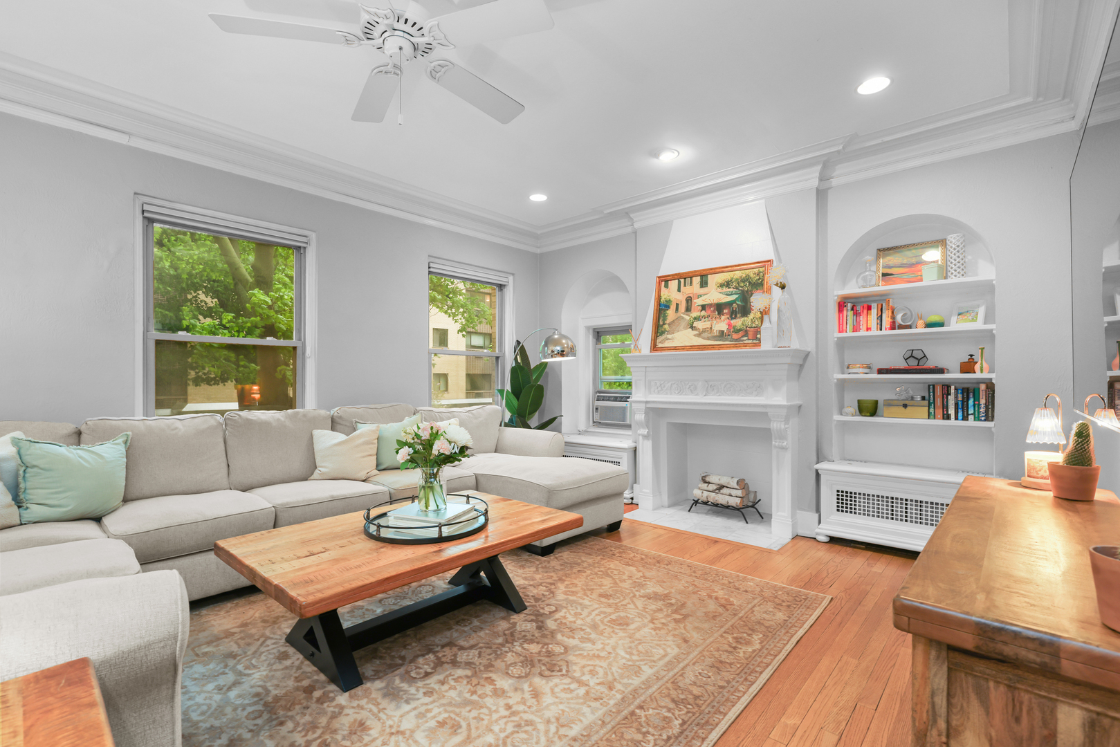 2730 N Pine Grove Avenue Unit: 1N