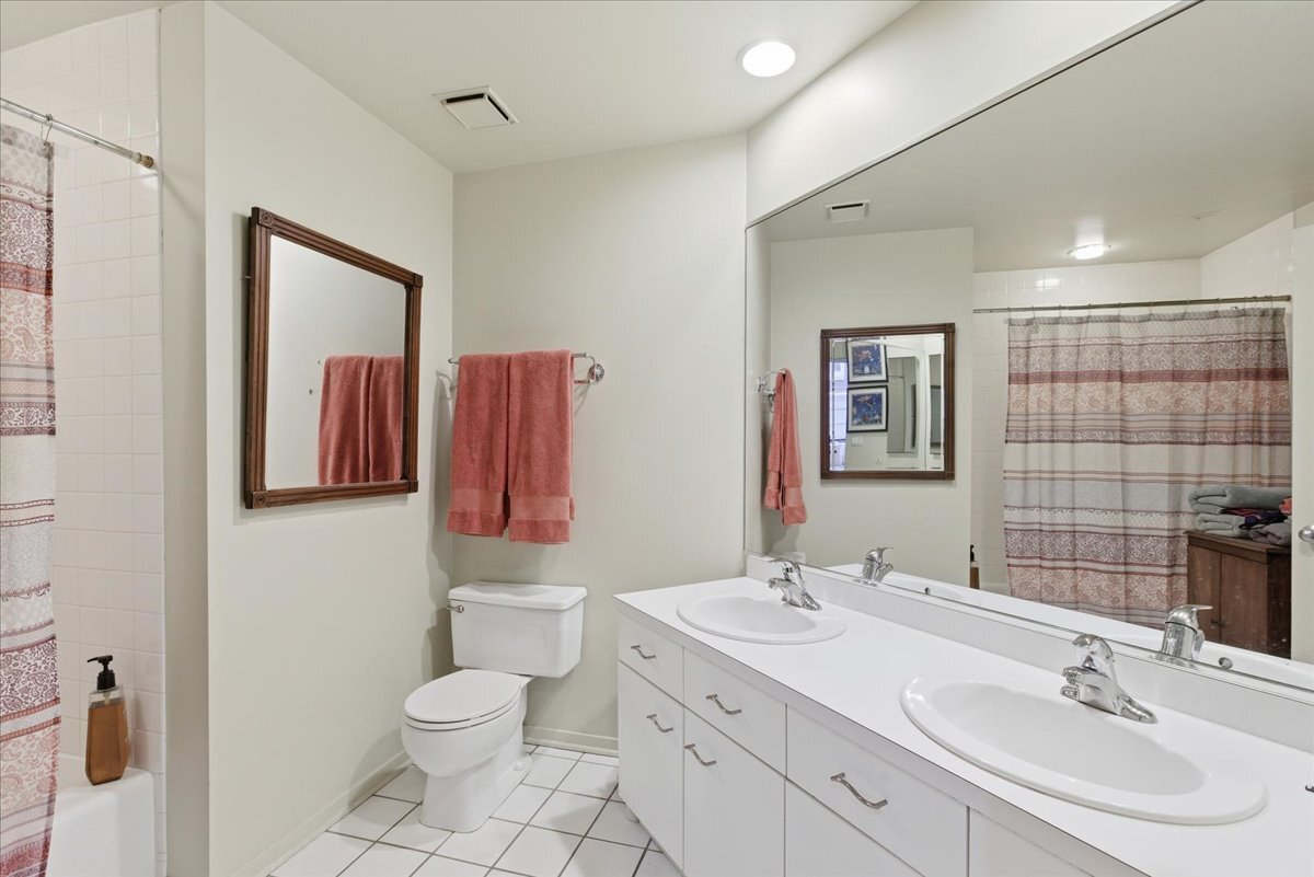 2600 N Southport Avenue Unit: 101