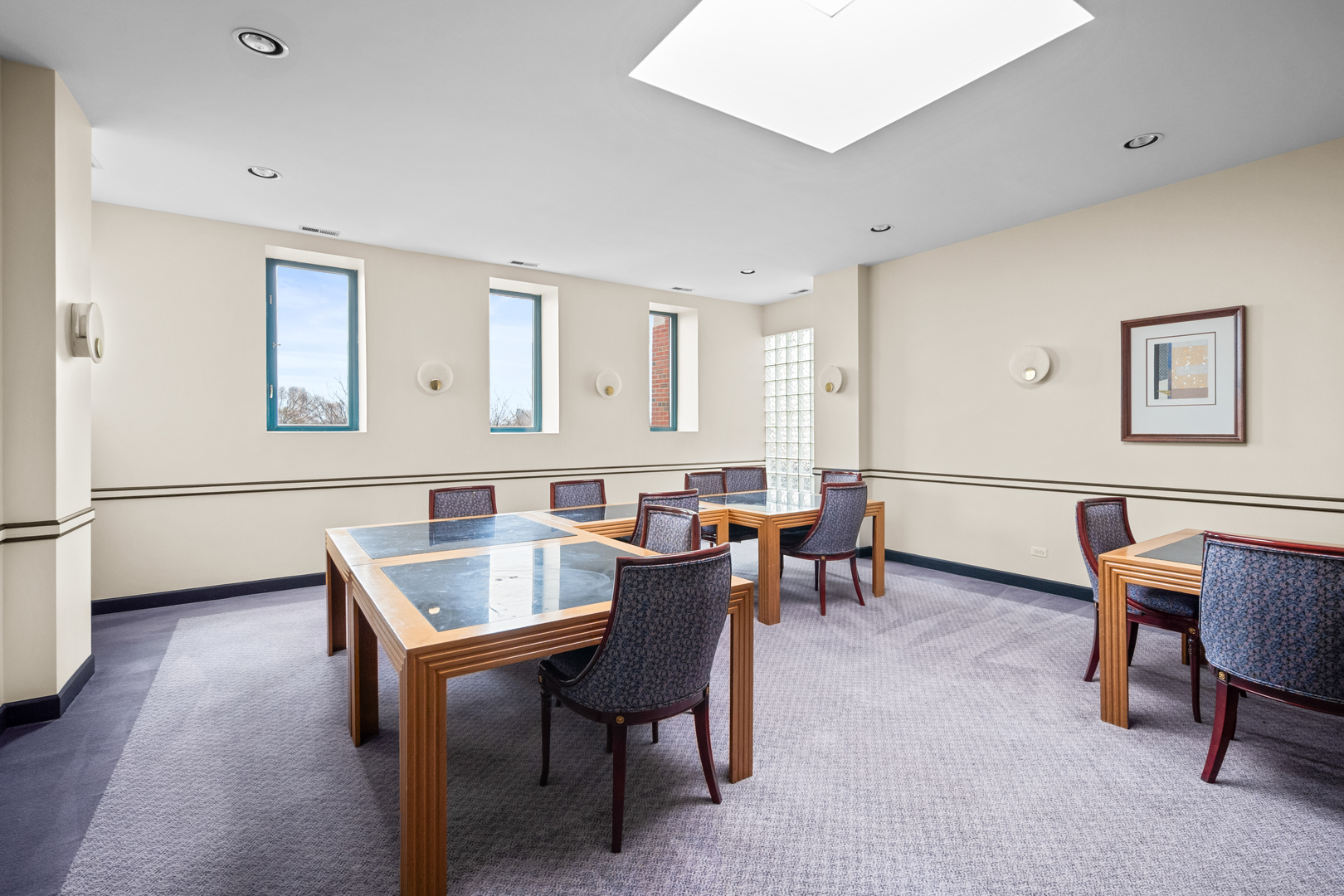 2600 N Southport Avenue Unit: 102