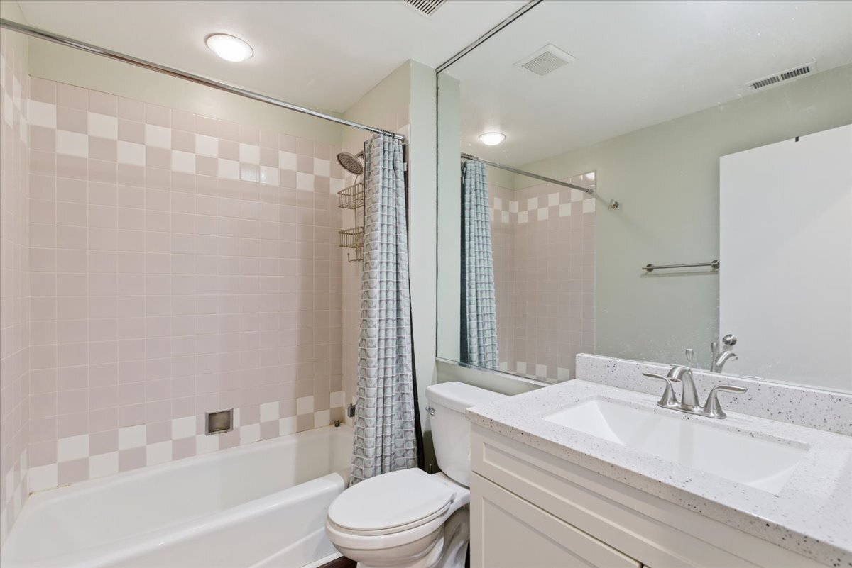 2600 N Southport Avenue Unit: 102
