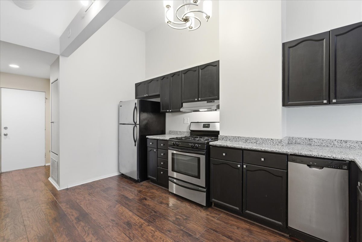 2600 N Southport Avenue Unit: 102