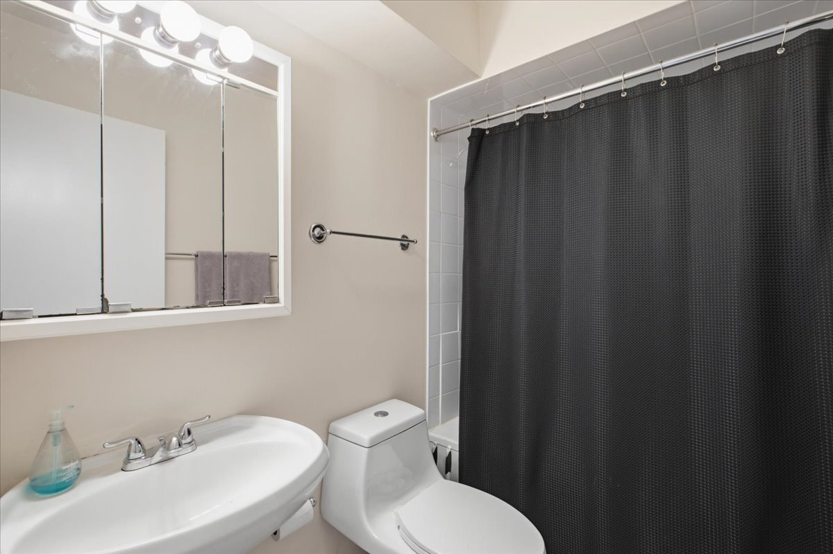 435 W Oakdale Avenue Unit: 4F